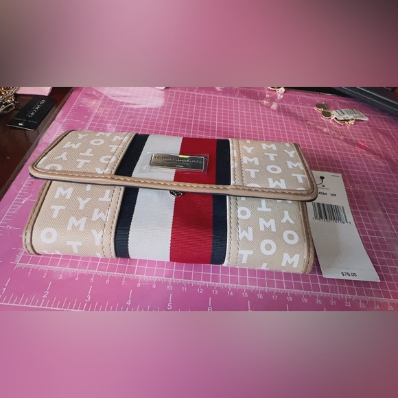 Tommy Hilfiger 69J4108 beige Signature Flag Zip Around Clutch Wallet NWT $78 - Picture 4 of 8